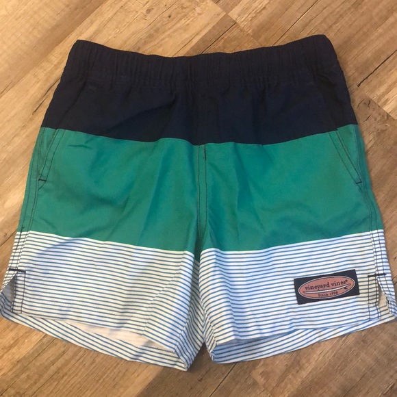 vineyard vines swim trunks